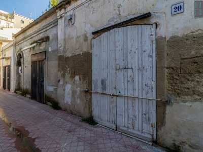 Abbandonate risultano essere altre due botteghe, di cui una chiusa da un vecchio portone in legno...